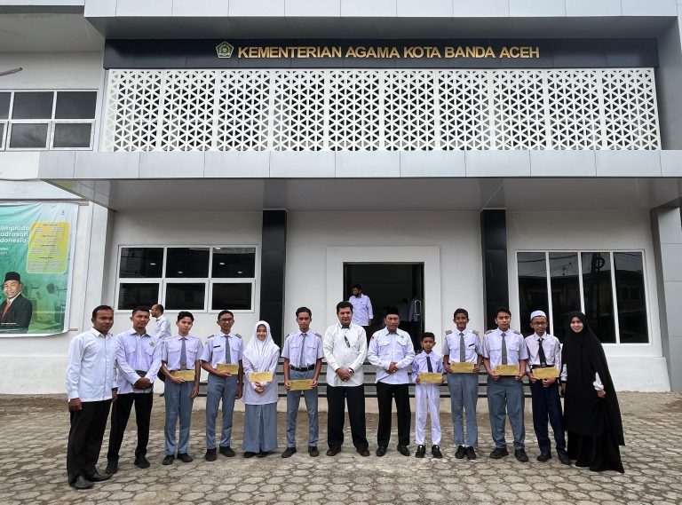 Siswa MTs Darul Ulum YPUI Banda Aceh Terima Penghargaan dari Kemenag Kota Banda Aceh