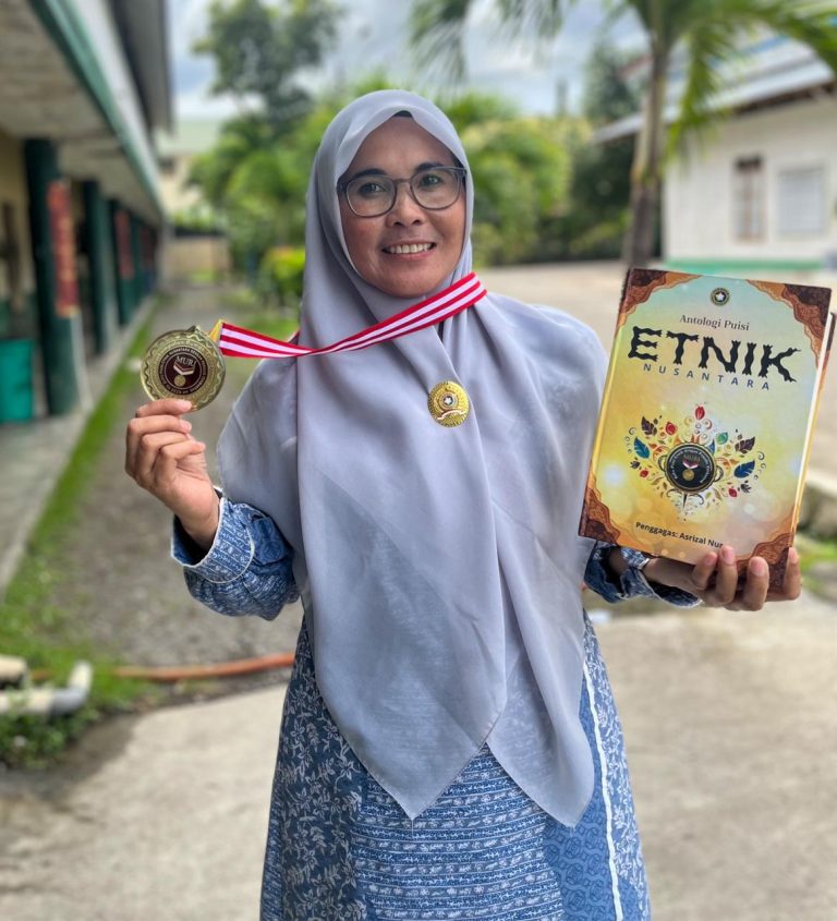 Guru MTs Darul Ulum YPUI Banda Aceh Masuk Rekor MURI sebagai Penulis Puisi Etnik Nusantara